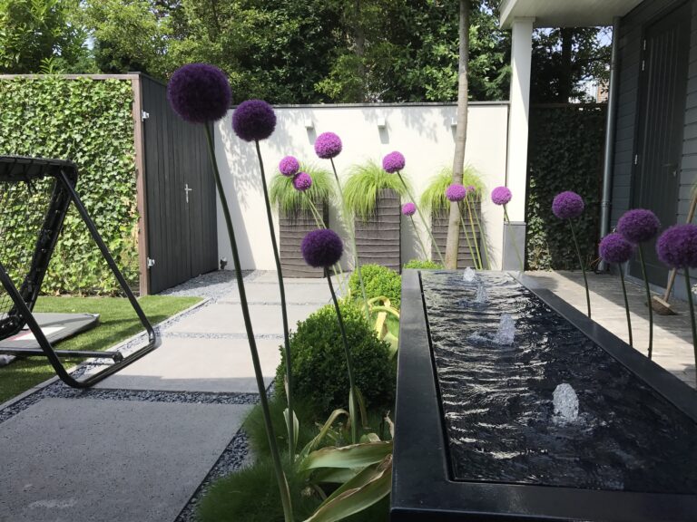 Tuinrealisatie in Heemstede met modern waterelement in het midden van de tuin.