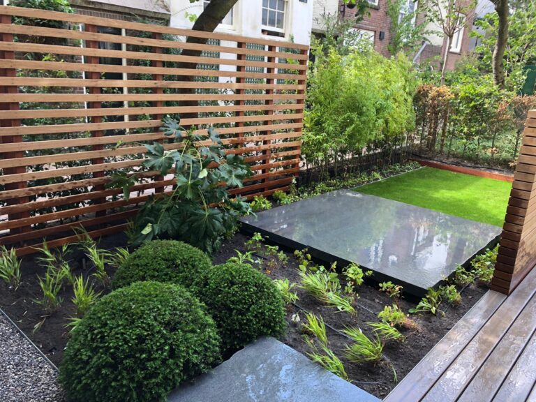 Tuinrealisatie in Amsterdam met een terras en beplanting