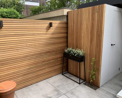 Tuinrealisatie in Utrecht met schuurtje van polyester wanden